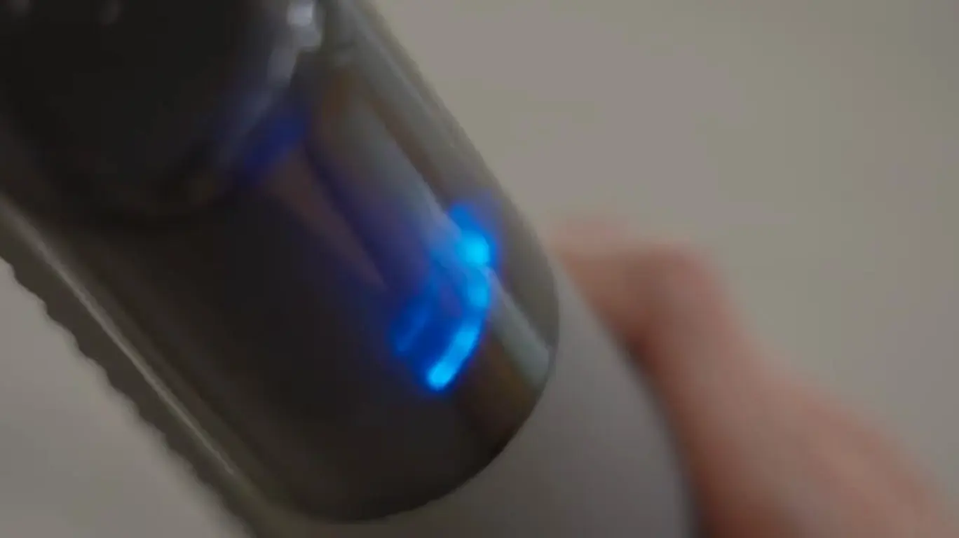 ハウスダストを検知して青く光るLED